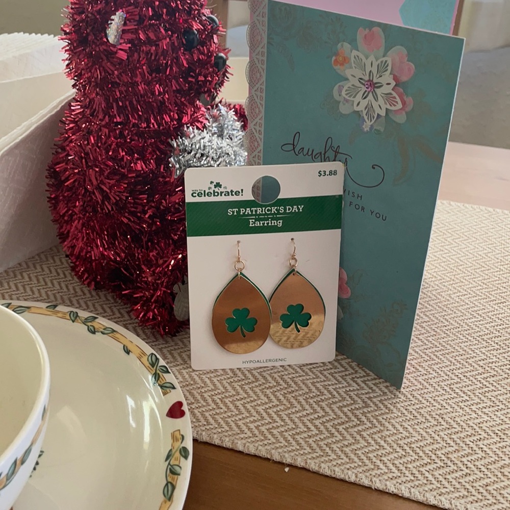 St. Patrick’s day shamrock earring NWT